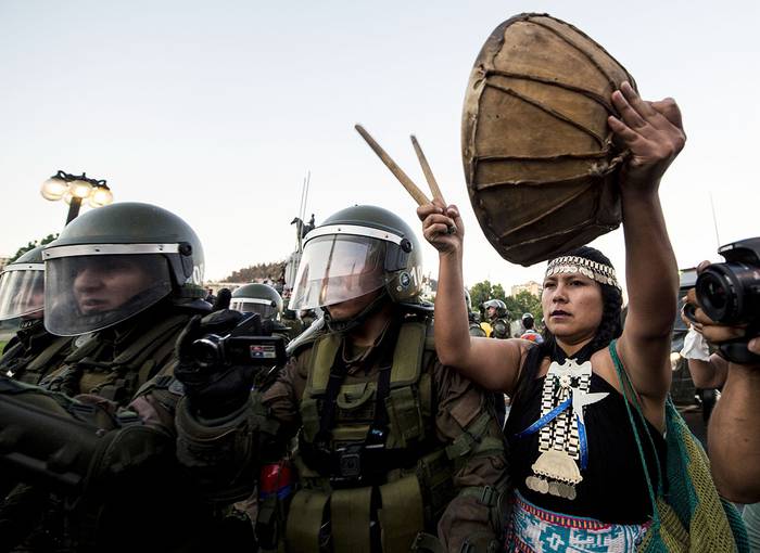 Protesta por la muerte de mapuche Camilo Catrillanca, el 15 de noviembre, en Santiago de Chile. · Foto: Martin Bernetti / AFP