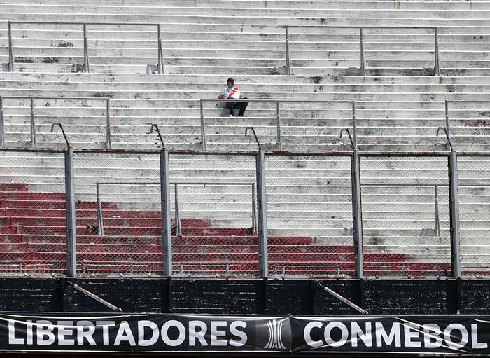 Hincha de River Plate en el estadio Monumental de Buenos Aires, luego de la suspensión de la final  de la Copa Libertadores.
 · Foto: Alejandro Pagni
