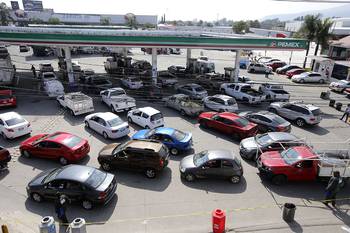 Cola de autos en una estación de servicio de Pemex, en Zapopan, estado de Jalisco, México.
Cola de autos en una estación de servicio de Pemex, en Zapopan, estado de Jalisco, México.