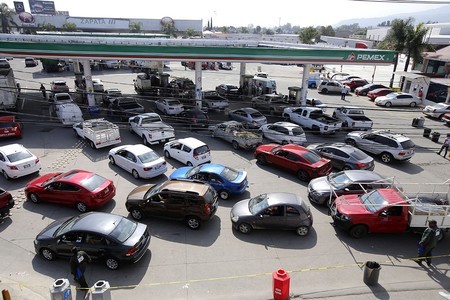 Cola de autos en una estación de servicio de Pemex, en Zapopan, estado de Jalisco, México.
· Foto: Ulises Ruiz Cola de autos en una estación de servicio de Pemex, en Zapopan, estado de Jalisco, México.
· Foto: Ulises Ruiz