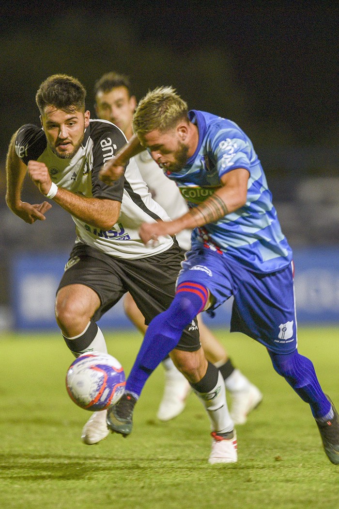 Sebastian Lacava, de San José, y Agustín Burgos, de Ecilda Paullier, el domingo, en el estadio Casto Martínez Laguarda, en San José. · Foto: Fernando Morán Sebastian Lacava, de San José, y Agustín Burgos, de Ecilda Paullier, el domingo, en el estadio Casto Martínez Laguarda, en San José. · Foto: Fernando Morán