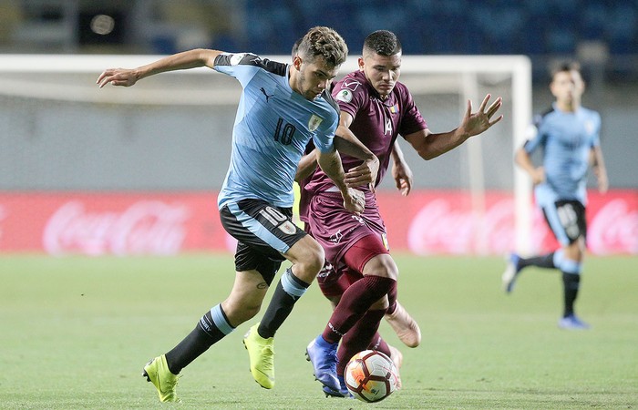 Nicolas Schiappacasse, de Uruguay y el venezolano Rommel Ibarra, el martes, en Rancagua, Chile. · Foto: Claudio Reyes