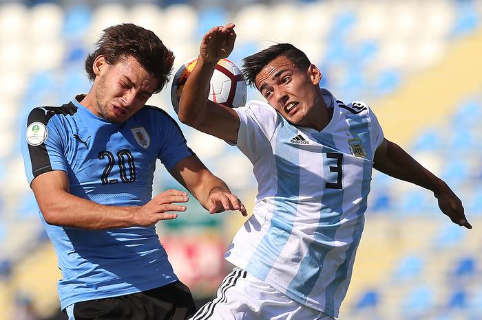 Juan Martín Boselli, de Uruguay, y Elías Pereira, de Argentina, ayer, en el estadio El Teniente, en Rancagua, Chile.

 · Foto: Claudio Reyes