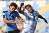 Juan Martín Boselli, de Uruguay, y Elías Pereira, de Argentina, ayer, en el estadio El Teniente, en Rancagua, Chile.
Juan Martín Boselli, de Uruguay, y Elías Pereira, de Argentina, ayer, en el estadio El Teniente, en Rancagua, Chile.
