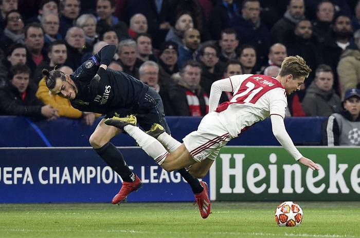 Gareth Bale, de Real Madrid, y Frenkie de Jong, de Ajax, ayer, en el Arena Johan Cruijff, en Ámsterdam, Holanda. · Foto: John Thys, AFP Gareth Bale, de Real Madrid, y Frenkie de Jong, de Ajax, ayer, en el Arena Johan Cruijff, en Ámsterdam, Holanda. · Foto: John Thys, AFP