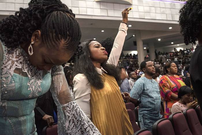 Misa en la iglesia House on the Rock en Lagos, los líderes religiosos, tanto cristianos como musulmanes, han pedido oraciones por una elección pacífica.

 · Foto: Stefan Heunis
