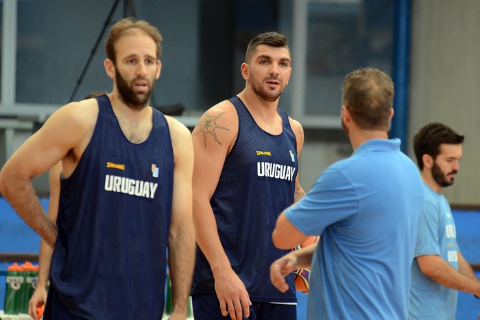 Kiril Wachsmann, Esteban Batista y Rubén Magnano, durante un entrenamiento de la selección uruguaya de básquetbol. · Foto: Pablo Vignali