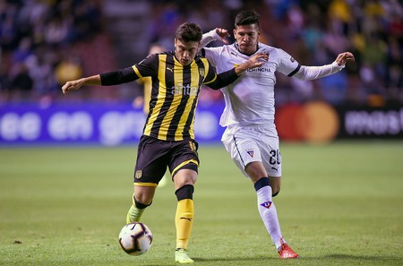 Agustín Canobbio, de Peñarol y Christian Cruz, de la Liga de Quito, ayer, en Quito, Ecuador.
· Foto: Rodrigo Buendía, Afp Agustín Canobbio, de Peñarol y Christian Cruz, de la Liga de Quito, ayer, en Quito, Ecuador.
· Foto: Rodrigo Buendía, Afp