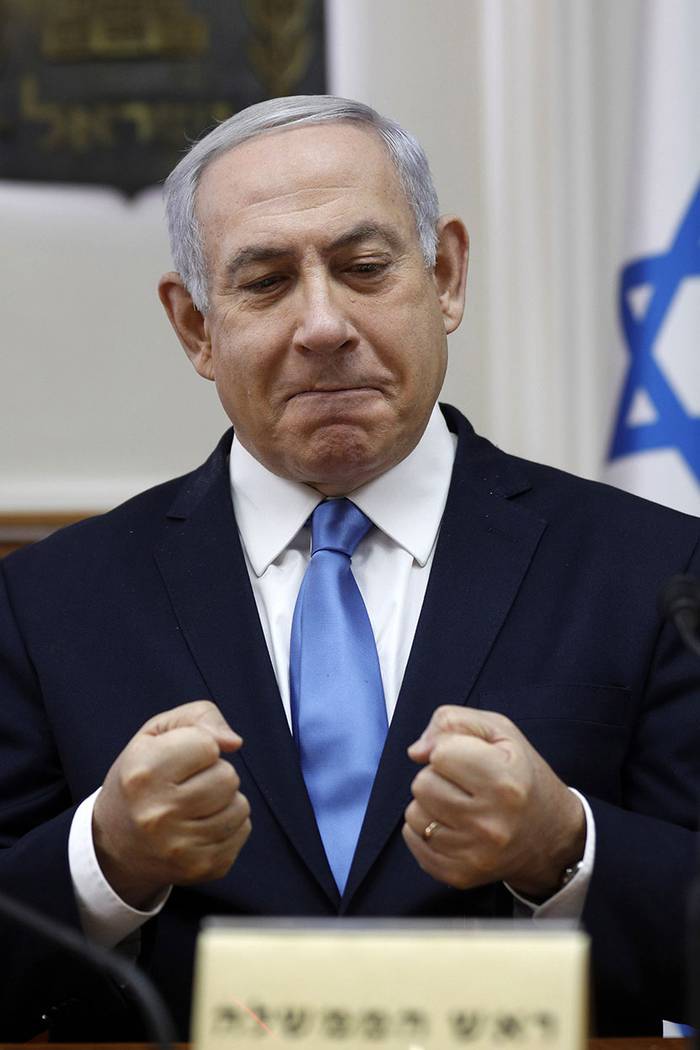 Benjamin Netanyahu, primer ministro israelí, abre la reunión semanal del gabinete, ayer, en su oficina en Jerusalén.

 · Foto: Gali Tibbon