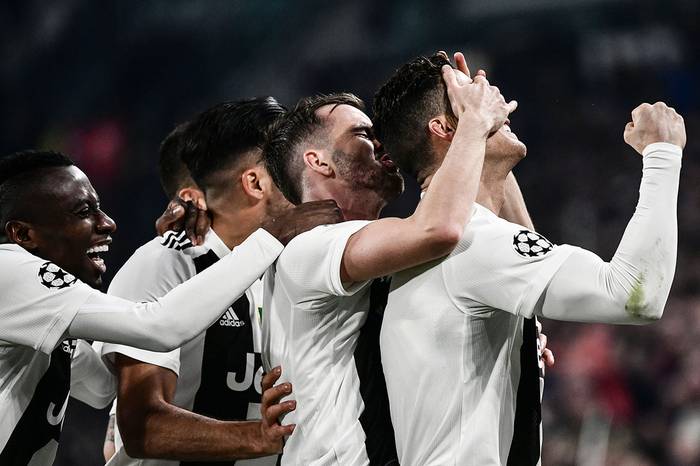 Cristiano Ronaldo (d), de la Juventus, festeja con sus compañeros, ayer, en el estadio Juventus de Turín.

 · Foto: Marco Bertorello