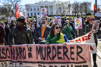 Activistas estadounidenses y brasileños protestan contra la próxima visita del presidente de Brasil, Jair Bolsonaro, ayer, frente a la Casa Blanca, en Washington.
Activistas estadounidenses y brasileños protestan contra la próxima visita del presidente de Brasil, Jair Bolsonaro, ayer, frente a la Casa Blanca, en Washington.