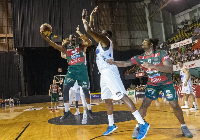 Al Thornton, de Aguada, y Eric Dawson, de Defensor Sporting, ayer, en el Palacio Peñarol. · Foto: Mariana Greif