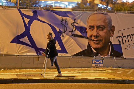 Pancarta electoral para las elecciones generales de Israel, ayer, en Jerusalén.
· Foto: Ahmad Gharabli Pancarta electoral para las elecciones generales de Israel, ayer, en Jerusalén.
· Foto: Ahmad Gharabli