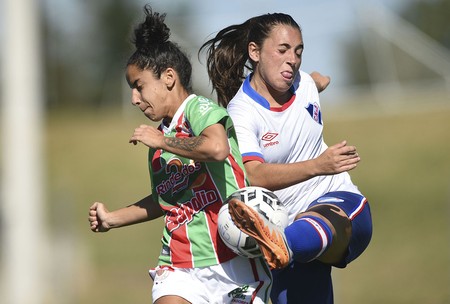 Keisy Silveira, de Colón, y Caterin Lima, de Nacional, por la 3ª fecha del Torneo Apertura, el domingo, en Los Céspedes. · Foto: Fernando Morán Keisy Silveira, de Colón, y Caterin Lima, de Nacional, por la 3ª fecha del Torneo Apertura, el domingo, en Los Céspedes. · Foto: Fernando Morán