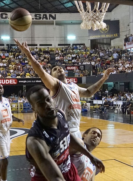 Esteban Batista, de Nacional, Reque Newsome, de Olimpia, anoche, en el Palacio Peñarol. · Foto: Mariana Greif Esteban Batista, de Nacional, Reque Newsome, de Olimpia, anoche, en el Palacio Peñarol. · Foto: Mariana Greif