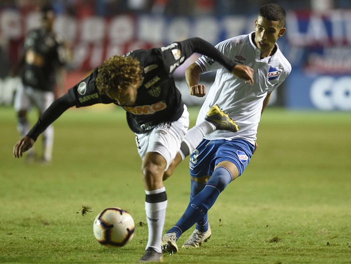 Santiago Rodríguez (d), de Nacional, y Guga, de Atlético Mineiro, en el Gran Parque Central, el 12 de marzo. · Foto: Nicolás Celaya, Xinhua Santiago Rodríguez (d), de Nacional, y Guga, de Atlético Mineiro, en el Gran Parque Central, el 12 de marzo. · Foto: Nicolás Celaya, Xinhua