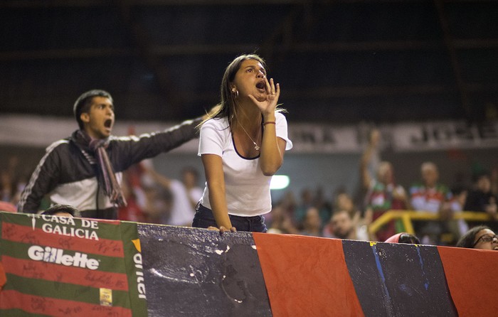 Hinchas de Aguada, el lunes, en el Palacio Peñarol. · Foto: Mariana Greif