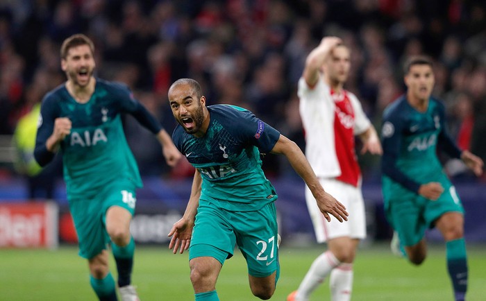 Lucas, del Tottenham (c), festeja después de marcar al Ajax, ayer, en el Johan Cruyff Arena, en Amsterdam.
 · Foto: Adrian Dennis, AFP