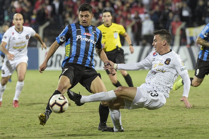 Federico Martínez, de Liverpool, y Bernardo Anor, de Caracas, el 22 de mayo, en el estadio Luis Franzini. · Foto: Miguel Rojo, AFP
