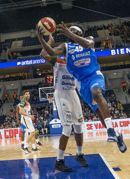 Al Thornton, de Aguada, y Dejuan Blair, de Malvín, en el Antel Arena. · Foto: Mariana Greif Al Thornton, de Aguada, y Dejuan Blair, de Malvín, en el Antel Arena. · Foto: Mariana Greif