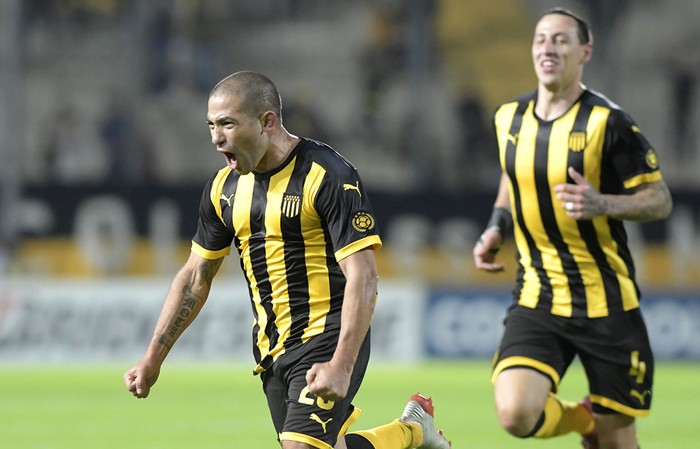 Walter Gargano y Cristian Lema, después del segundo gol de Peñarol a Deportivo Cali, ayer, en el estadio Campeón del Siglo.  · Foto: Sandro Pereyra