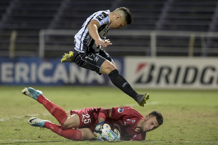 Rodrigo Formento, arquero de Cerro, y Christian Bravo, de Wanderers, ayer, en el estadio Luis Franzini. · Foto: Miguel Rojo, AFP