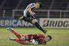 Rodrigo Formento, arquero de Cerro, y Christian Bravo, de Wanderers, ayer, en el estadio Luis Franzini. · Foto: Miguel Rojo, AFP Rodrigo Formento, arquero de Cerro, y Christian Bravo, de Wanderers, ayer, en el estadio Luis Franzini. · Foto: Miguel Rojo, AFP