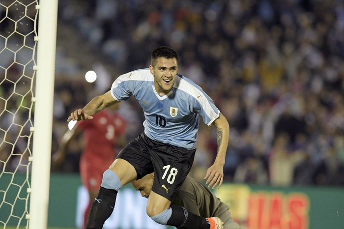 Maximiliano Gómez, de Uruguay, el viernes, en el Estadio Centenario.  · Foto: Sandro Pereyra