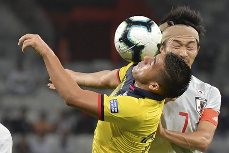 Andrés Chicaiza de Ecuador, y Gaku Shibasaki, de Japón, ayer, en el estadio Mineirao en Belo Horizonte, Brasil. · Foto: Luis Acosta, AFP Andrés Chicaiza de Ecuador, y Gaku Shibasaki, de Japón, ayer, en el estadio Mineirao en Belo Horizonte, Brasil. · Foto: Luis Acosta, AFP
