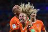 Jackie Groenen y sus compañeras del equipo holandés festejan después de marcar un gol a Suecia, ayer, en el estadio de Lyon, en Décines-Charpieu, Francia.
· Foto: Franck Fife, AFP Jackie Groenen y sus compañeras del equipo holandés festejan después de marcar un gol a Suecia, ayer, en el estadio de Lyon, en Décines-Charpieu, Francia.
· Foto: Franck Fife, AFP