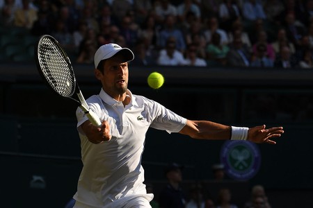El serbio Novak Djokovic contra el estadounidense Denis Kudla, en Wimbledon 2019, Londres.
· Foto: Ben Stansall, AFP El serbio Novak Djokovic contra el estadounidense Denis Kudla, en Wimbledon 2019, Londres.
· Foto: Ben Stansall, AFP