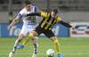 Ezequiel Busquets, de Peñarol, y Joaquín Zeballos, de Juventud, en el estadio Campeón del Siglo. · Foto: Sandro Pereyra Ezequiel Busquets, de Peñarol, y Joaquín Zeballos, de Juventud, en el estadio Campeón del Siglo. · Foto: Sandro Pereyra