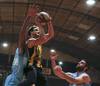 Imanol Asaravicius, de Peñarol, y Perris Blackwell, de Cordón, anoche, en la cancha de Cordón. · Foto: Ernesto Ryan Imanol Asaravicius, de Peñarol, y Perris Blackwell, de Cordón, anoche, en la cancha de Cordón. · Foto: Ernesto Ryan