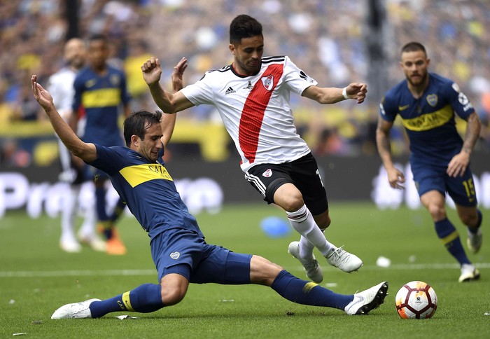 Gonzalo Martínez de River Plate, y Carlos Izquierdo de Boca Juniors, durante el partido de ida de la Copa Libertadores, en el estadio La Bombonera en Buenos Aires, el 11 de noviembre de 2018.  · Foto: Eitan Abramovich, AFP