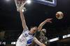 Hunter Mickelson, de Malvín, y Sebastian Izaguirre, de Aguada, ayer, en el Antel Arena. · Foto: Ernesto Ryan Hunter Mickelson, de Malvín, y Sebastian Izaguirre, de Aguada, ayer, en el Antel Arena. · Foto: Ernesto Ryan