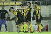 Los jugadores de Peñarol festejan el gol a Wanderers, ayer, en el estadio Campeón del Siglo. · Foto: Ernesto Ryan Los jugadores de Peñarol festejan el gol a Wanderers, ayer, en el estadio Campeón del Siglo. · Foto: Ernesto Ryan