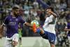 Hernán Menosse, de Defensor Sporting, y Matias Zunino, de Nacional, ayer, en el estadio Luis Franzini. · Foto: Ernesto Ryan Hernán Menosse, de Defensor Sporting, y Matias Zunino, de Nacional, ayer, en el estadio Luis Franzini. · Foto: Ernesto Ryan