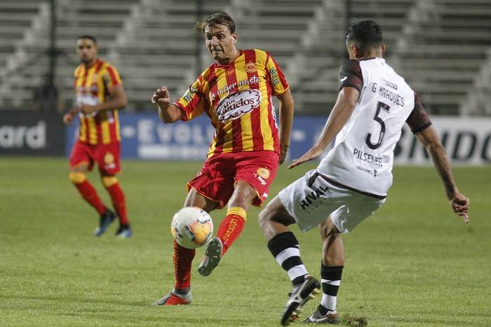 Luis Gáspari, de Progreso, y Gabriel Marques de Andrade Pinto, de Barcelona, el 22 de enero en el Parque Viera. · Foto: .