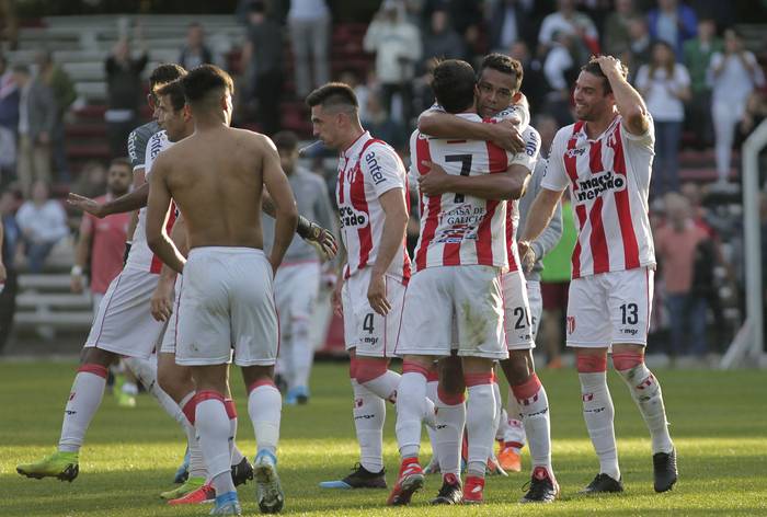 Los jugadores de River Plate, festejan la victoria sobre Nacional, ayer, en el Parque Federico Omar Saroldi. · Foto: .