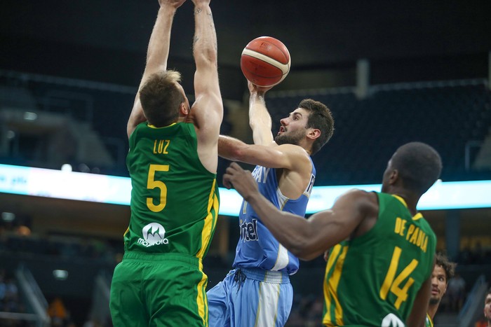 Bruno Fitipaldo, de Uruguay, entre los brasileños Rafa Luz y George de Paula, en el Antel Arena (archivo, febrero 2020). · Foto: .