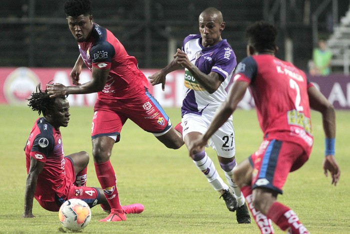 Ángel Rodríguez, de Fénix, y Kevin Peralta, de El Nacional, ayer, en el Parque Viera. · Foto: .