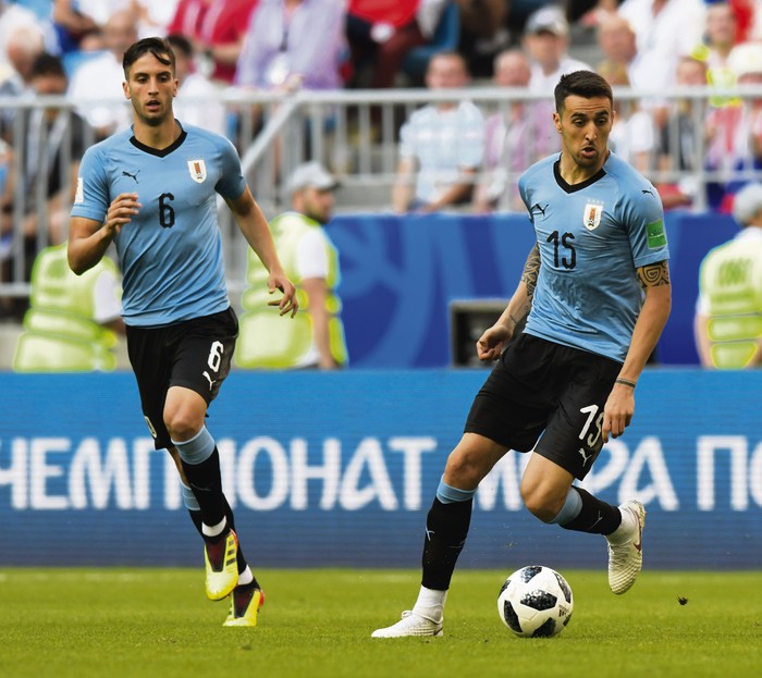 Matías Vecino y Rodrigo Bentancur durante el partido con Rusia en Samara, el 25 de junio. · Foto: Sandro Pereyra