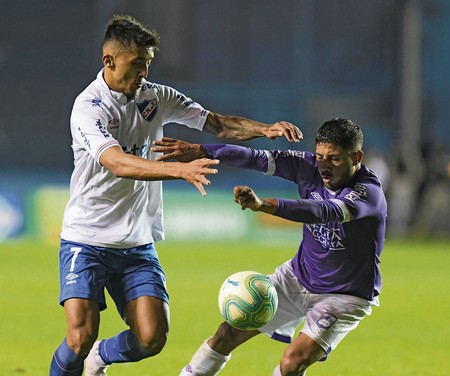 Kevin Ramírez, de Nacional, y Martín Correa, de Defensor Sporting, en el Parque Central (archivo, mayo de 2019). · Foto: Sandro Pereyra Kevin Ramírez, de Nacional, y Martín Correa, de Defensor Sporting, en el Parque Central (archivo, mayo de 2019). · Foto: Sandro Pereyra