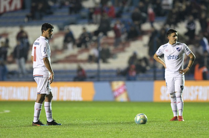 Gonzalo Castro y Gabriel Neves, durante el partido Nacional-Defensor Sporting, en el Parque Central.
· Foto: Sandro Pereyra Gonzalo Castro y Gabriel Neves, durante el partido Nacional-Defensor Sporting, en el Parque Central.
· Foto: Sandro Pereyra