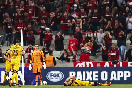 Carlos Matheu, Fabricio Formiliano, Kevin Dawson y Giovanni González, tras el segundo gol de Atlético Paranaense, en el estadio Arena da Baixada en Curitiba. , Afp · Foto: Heuler Andrey Carlos Matheu, Fabricio Formiliano, Kevin Dawson y Giovanni González, tras el segundo gol de Atlético Paranaense, en el estadio Arena da Baixada en Curitiba. , Afp · Foto: Heuler Andrey