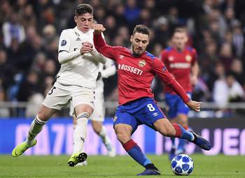 Federico Valverde, de Real Madrid, y Nikola Vlasic, de CSKA Moscú, durante el partido por el grupo G, de la UEFA Champions League, en el estadio Santiago Bernabéu. Federico Valverde, de Real Madrid, y Nikola Vlasic, de CSKA Moscú, durante el partido por el grupo G, de la UEFA Champions League, en el estadio Santiago Bernabéu.