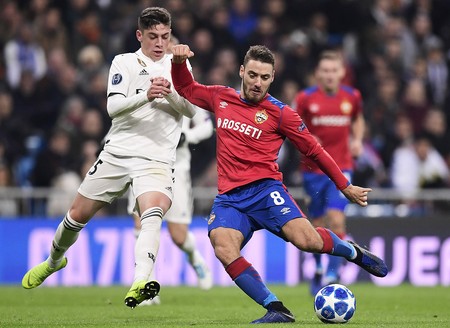 Federico Valverde, de Real Madrid, y Nikola Vlasic, de CSKA Moscú, durante el partido por el grupo G, de la UEFA Champions League, en el estadio Santiago Bernabéu. · Foto: Javier Soriano Federico Valverde, de Real Madrid, y Nikola Vlasic, de CSKA Moscú, durante el partido por el grupo G, de la UEFA Champions League, en el estadio Santiago Bernabéu. · Foto: Javier Soriano