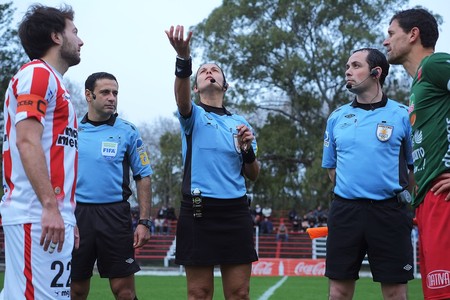 Claudio Herrera, Eduardo Aguirre, Claudia Umpiérrez, Richard Trinidad y Diego Scotti, al inicio del partido River Plate-Boston River, por el campeonato Uruguayo Especial 2016. · Foto: Pablo Vignali Claudio Herrera, Eduardo Aguirre, Claudia Umpiérrez, Richard Trinidad y Diego Scotti, al inicio del partido River Plate-Boston River, por el campeonato Uruguayo Especial 2016. · Foto: Pablo Vignali