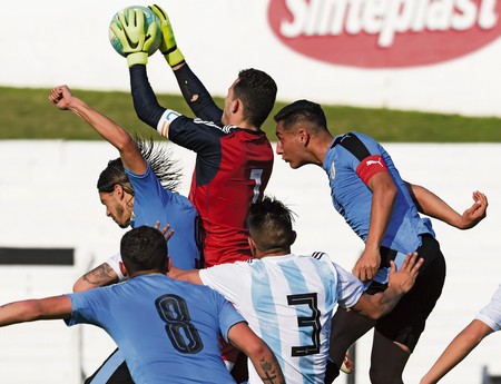 Joaquín Trasante y Thiago Vecino, de Uruguay, el arquero Manuel Roffo y Dardo Torres, de Argentina, y Sebastián Cáceres, de Uruguay, en el estadio Jardines del Hipódromo.
· Foto: Sandro Pereyra Joaquín Trasante y Thiago Vecino, de Uruguay, el arquero Manuel Roffo y Dardo Torres, de Argentina, y Sebastián Cáceres, de Uruguay, en el estadio Jardines del Hipódromo.
· Foto: Sandro Pereyra