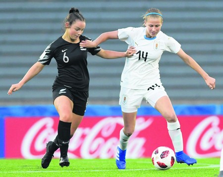 Macey Fraser, de Nueva Zelanda, y Antonella Ferradans, de Uruguay, durante el mundial sub 17, el 16 de noviembre de 2018, en el estadio Charrúa. Foto: Sandro Pereyra. Macey Fraser, de Nueva Zelanda, y Antonella Ferradans, de Uruguay, durante el mundial sub 17, el 16 de noviembre de 2018, en el estadio Charrúa. Foto: Sandro Pereyra.